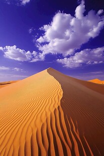 壮丽沙漠风光与蓝天白云
