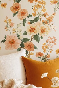 花卉墙纸搭配温馨抱枕