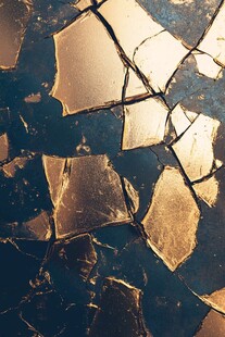 碎裂的金色玻璃纹理画面