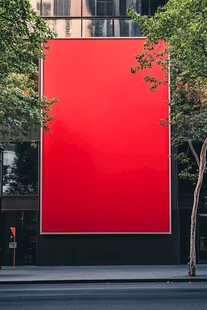 城市街道旁的巨幅红色广告牌