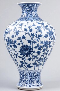 青花瓷瓶 典雅花卉纹饰
