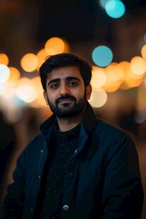 夜晚街头的帅气男子