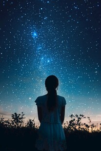 少女仰望璀璨星空