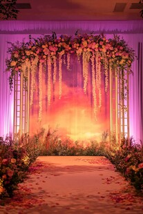 梦幻浪漫婚礼花卉拱门场景