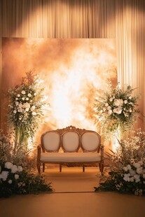 浪漫婚礼布景中的复古沙发