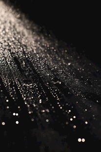 梦幻光斑洒落黑色背景