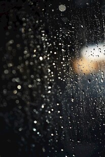 窗上雨滴 朦胧夜的景致
