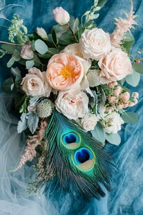 浪漫孔雀羽花卉装饰组合