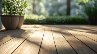 阳光洒落的木质露台一角