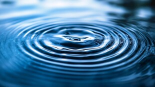 水滴入水泛起层层涟漪