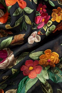 黑色织物上的多彩花卉刺绣