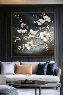 中式客厅的玉兰花装饰画