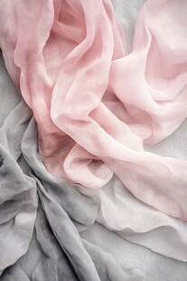 渐变粉色灰色轻柔纱巾