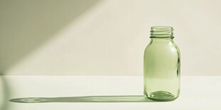 绿色玻璃瓶的静谧光影