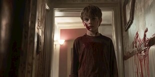 走廊中带血的神秘男孩