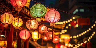 古街多彩灯笼点亮夜景