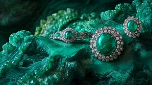 璀璨祖母绿珠宝套装展示