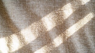 阳光洒在亚麻布料上