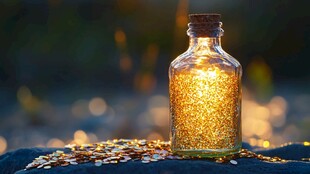 瓶中璀璨金粉营造梦幻氛围