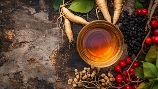 杯中草药茶与周边药材果实