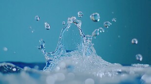 水花飞溅的灵动瞬间