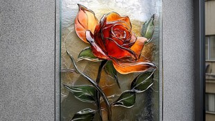 彩色玻璃上的娇艳红玫瑰