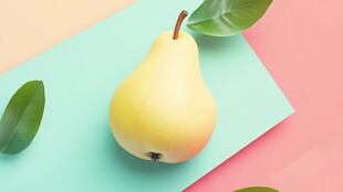 黄色梨子配绿叶清新画面