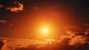 日出云海间的璀璨光芒