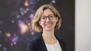 微笑女学者 背景星空璀璨