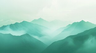 青峦叠嶂间 云雾漫山川
