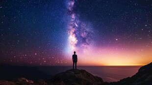 仰望星空的孤独身影