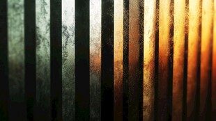 透过条纹窗看暖色调光线