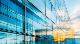 现代玻璃幕墙建筑的光影美