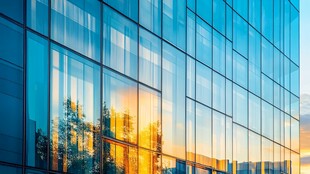 现代玻璃建筑的黄昏美景