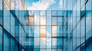 现代玻璃建筑的天空景致