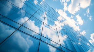 玻璃幕墙映蓝天白云