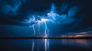 夜空中的闪电壮丽景观