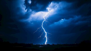 夜空中的震撼闪电景观