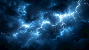 夜空中的闪电奇观