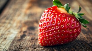 木桌上的鲜红草莓