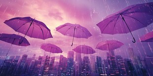 梦幻紫伞飘于城市雨幕中