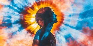 逆光人物与绚丽背景剪影