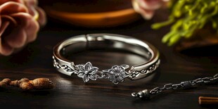 精致银手镯 尽显优雅韵味