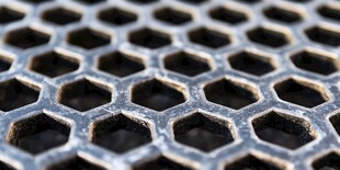 金属六边形网格纹理特写