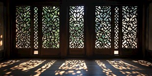 中式雕花窗下的光影之美