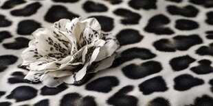 豹纹布上的素雅花朵