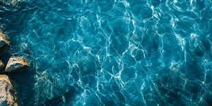 清澈海水与岸边岩石景观