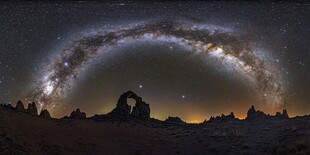 沙漠星空下的神秘石拱