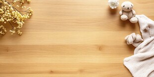 温馨木桌旁的可爱小物