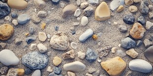 沙滩上五彩斑斓的鹅卵石